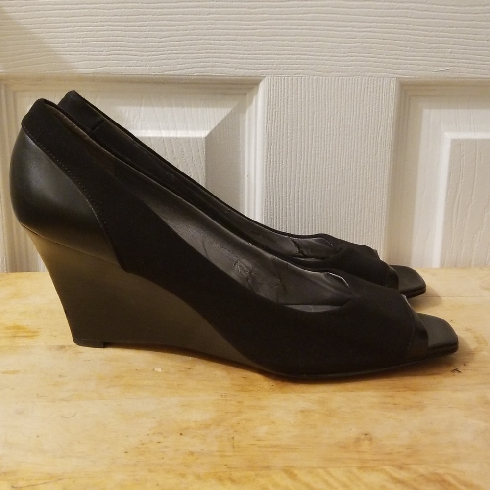 ELLEN TRACY OPEN TOE WEDGES